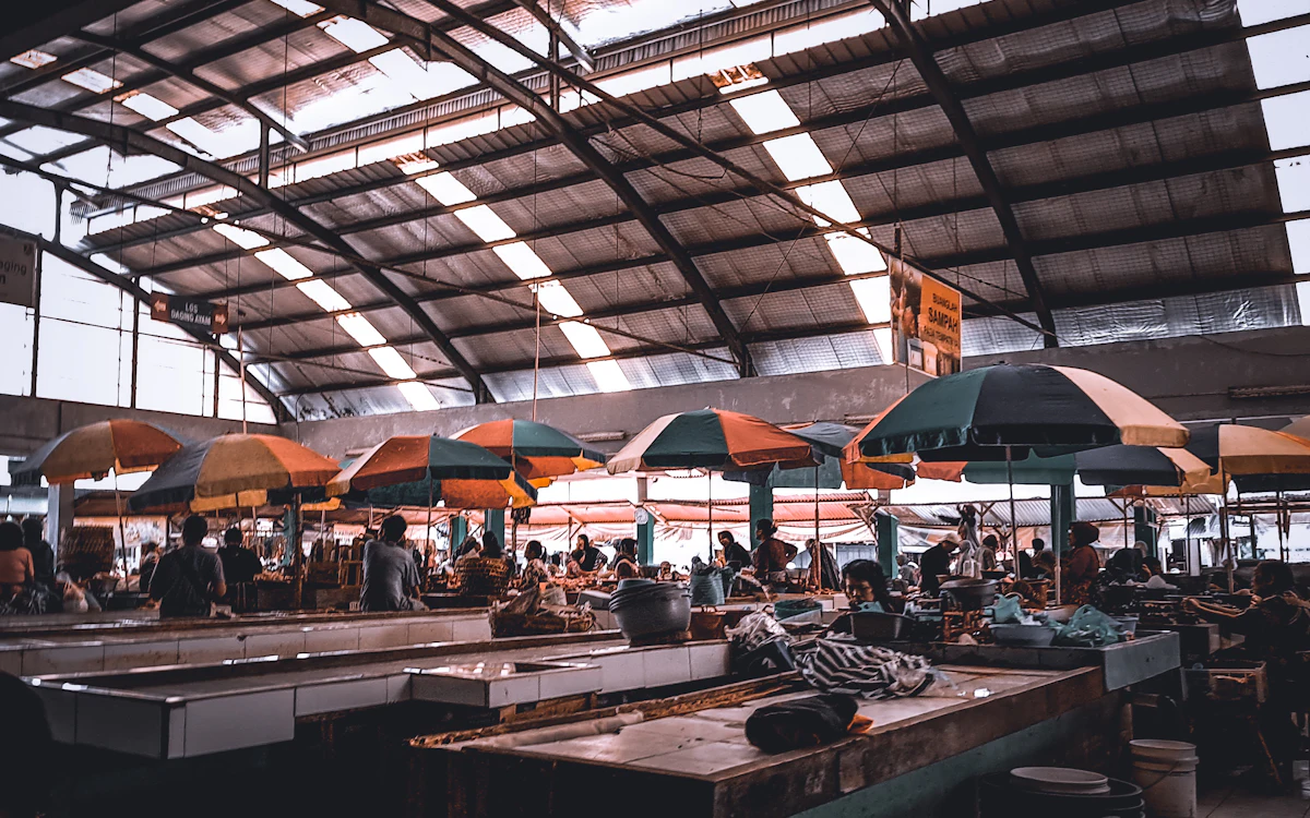 Los pasar tradisional beratap dengan deretan lapak